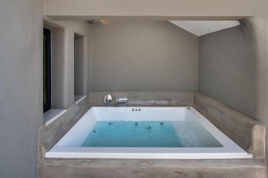 Fotografie z fotogalerie ubytování Christianna & George Luxury Hot Tub Apartment ve Fiře