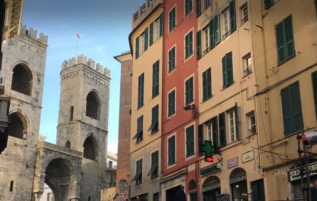 een straat met twee gebouwen en twee torens bij Porta Soprana Old Town with FREE PRIVATE PARKING included! in Genua