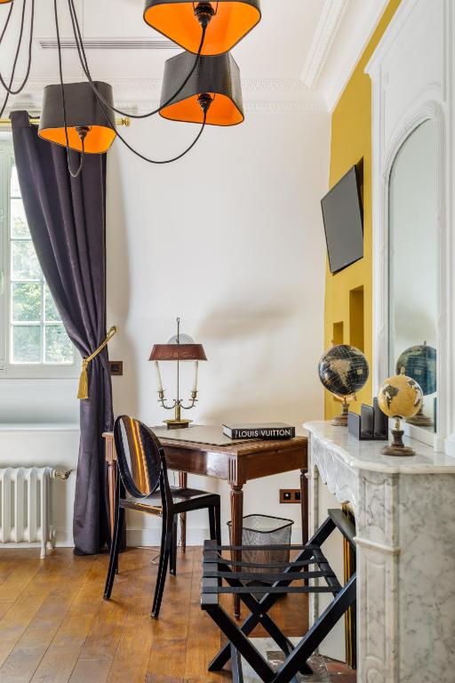 TV a/nebo společenská místnost v ubytování L'Hôtel Particulier - Paris Asnières