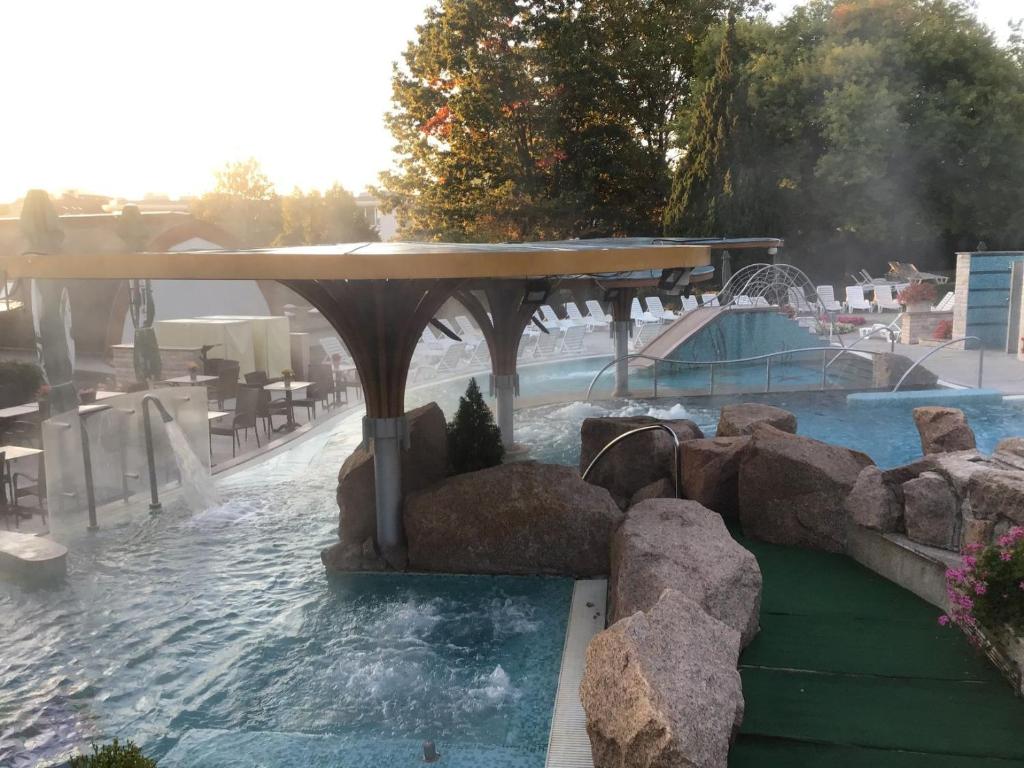 Bazén v ubytovaní Spa Residence Carbona Hévíz - Relax, Sissi Apartmanok alebo v jeho blízkosti
