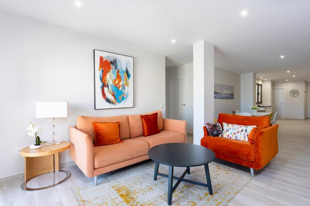 Posedenie v ubytovaní New 140m2 loft-style flat at town heart, 3 beaches close CASA LEON