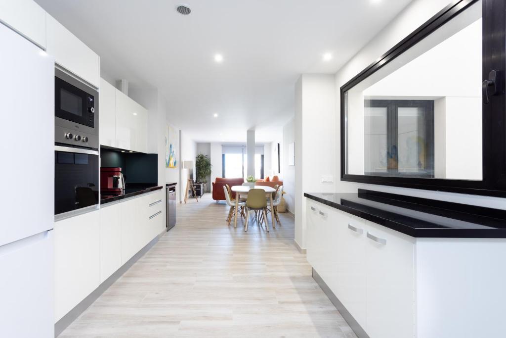 Kuchyňa alebo kuchynka v ubytovaní New 140m2 loft-style flat at town heart, 3 beaches close CASA LEON