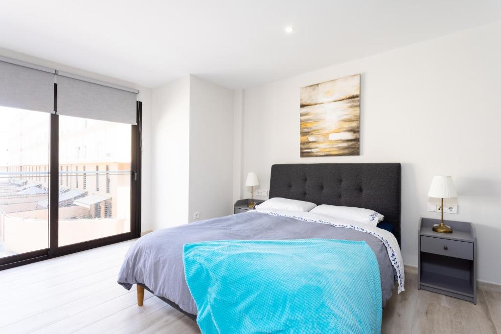 Posteľ alebo postele v izbe v ubytovaní New 140m2 loft-style flat at town heart, 3 beaches close CASA LEON