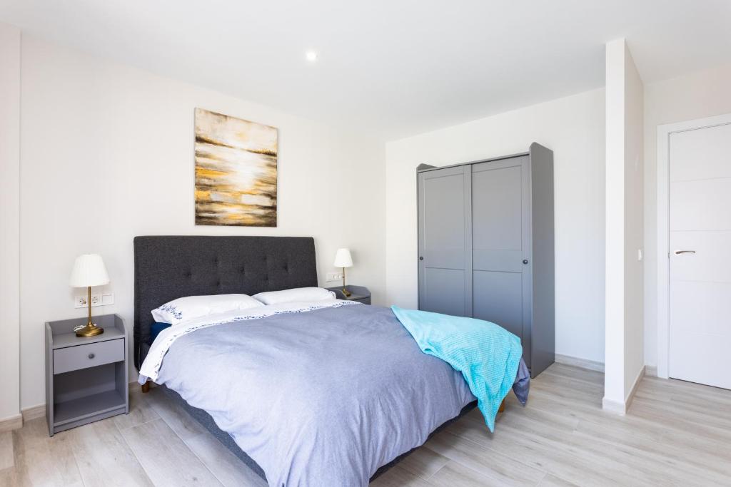 Posteľ alebo postele v izbe v ubytovaní New 140m2 loft-style flat at town heart, 3 beaches close CASA LEON