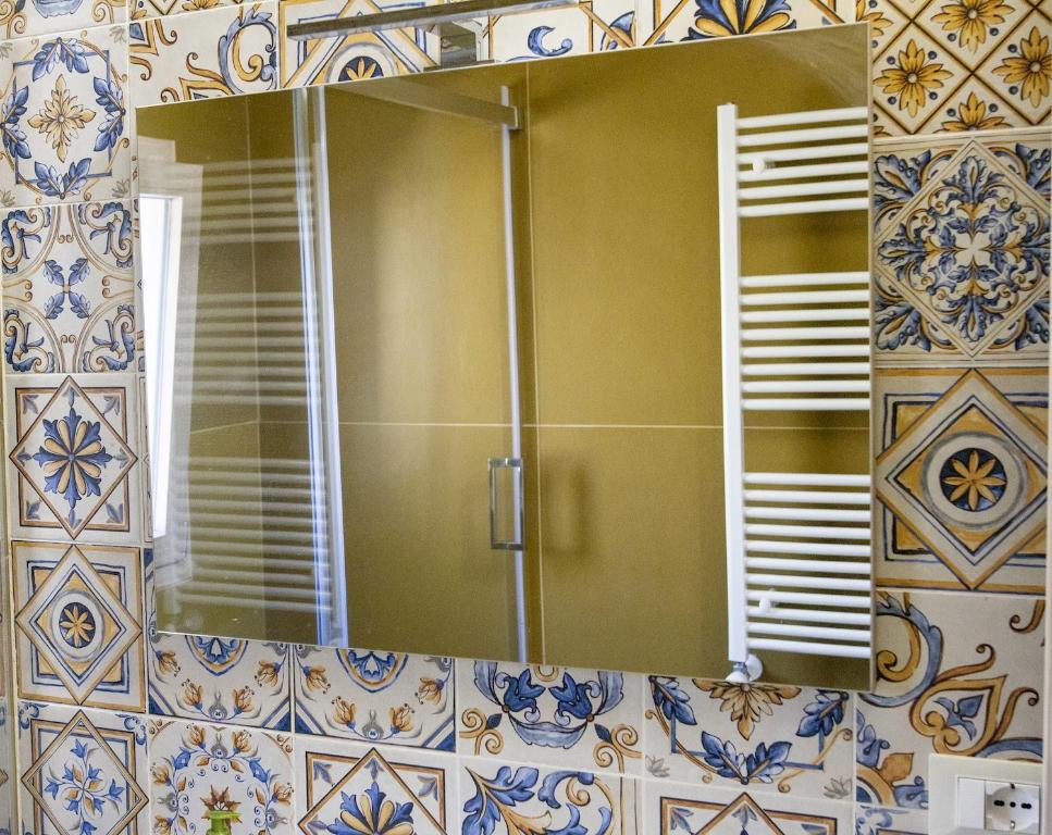 espejo en la pared del baño en Anima Sicula, en Agrigento