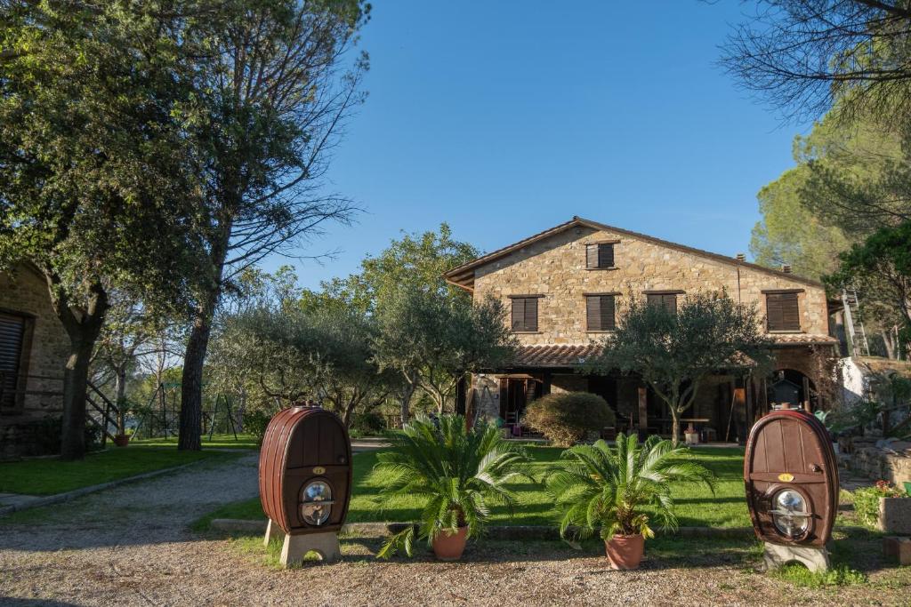 ein Haus mit zwei eisernen Toren vor einem Hof in der Unterkunft Il Cantico delle Cicale in Piccione
