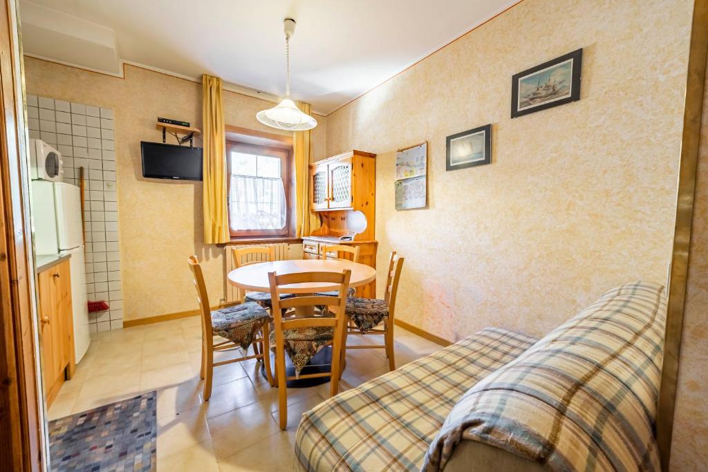 Televízia a/alebo spoločenská miestnosť v ubytovaní Chalet La Nuvola