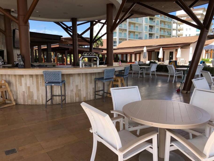 Restaurace v ubytování Alquiler vacacional Apartamento en Playa Escondida Resort & Marina En el mar Caribe
