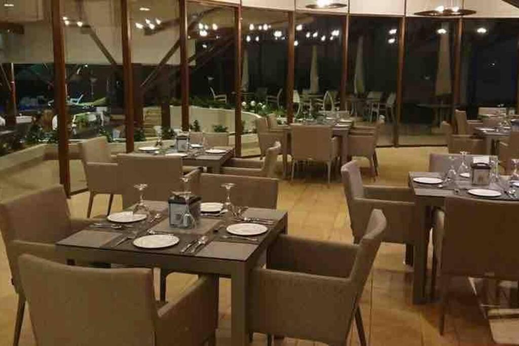 Restaurace v ubytování Alquiler vacacional Apartamento en Playa Escondida Resort & Marina En el mar Caribe