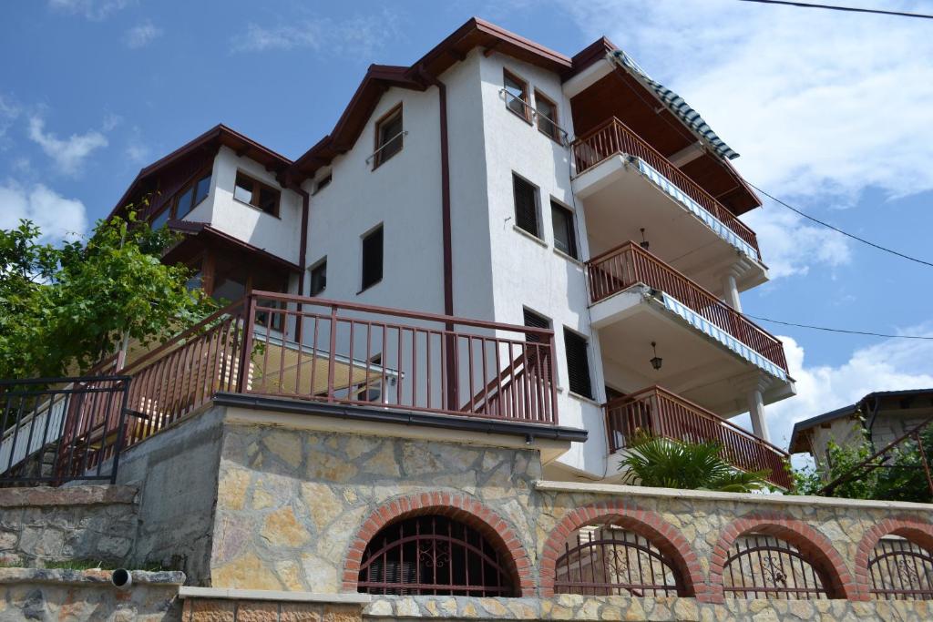 een gebouw met balkons op een muur bij Villa Fania in Ohrid
