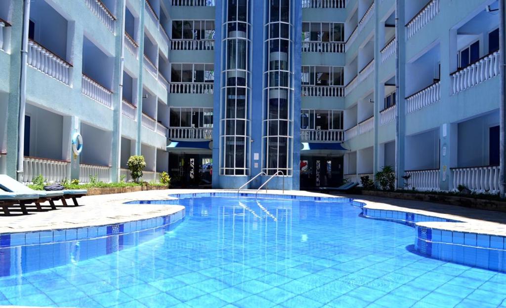 Bazén v ubytování Rosy Sea Front Beach Condo nebo v jeho okolí