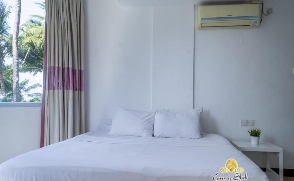 Postel nebo postele na pokoji v ubytování Rosy Sea Front Beach Condo