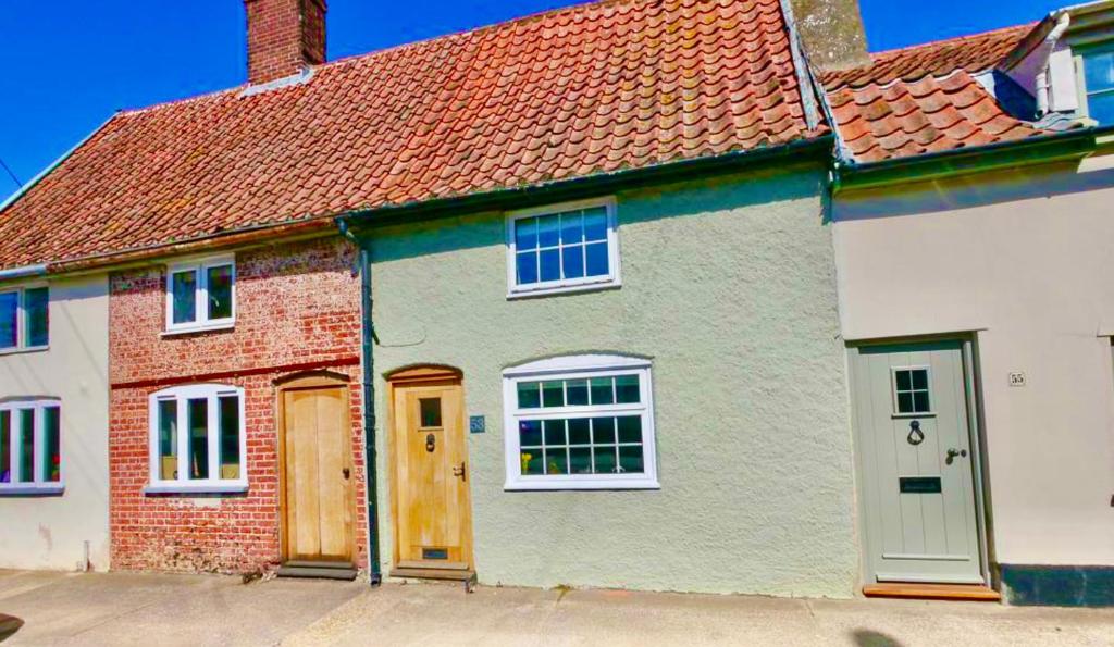 a green and white house with a red roof at Romantic* Castle on the Hill Cottage *Framlingham in Framlingham
