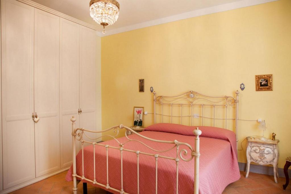 Un pat sau paturi într-o cameră la Appartamento di Lusso in Borgo Storico Toscano