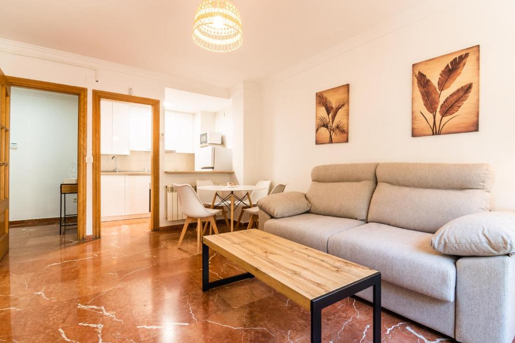 sala de estar con sofá y mesa en tuGuest San Agustin Apartment, en Granada