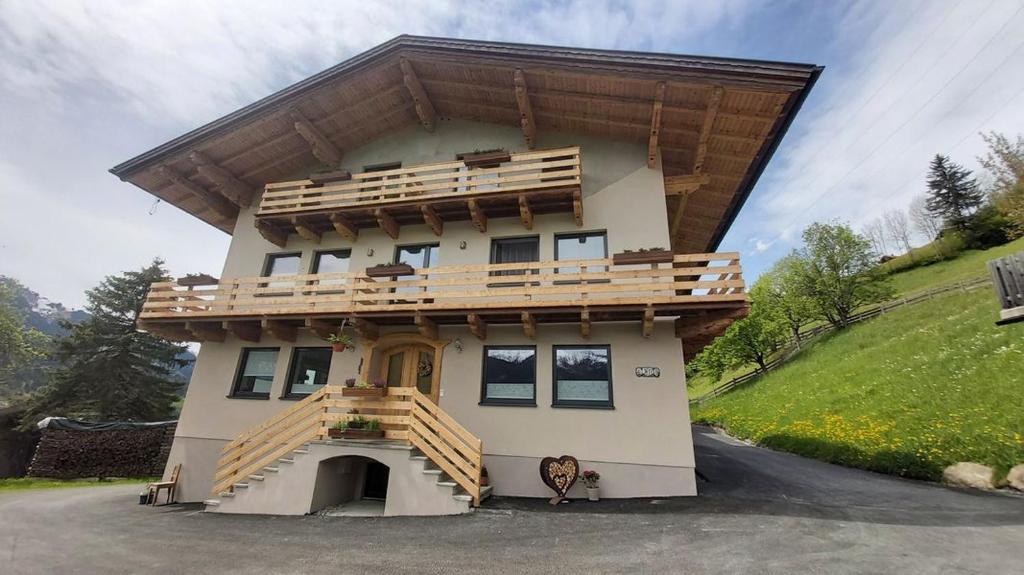 Το κτήριο όπου στεγάζεται  το διαμέρισμα