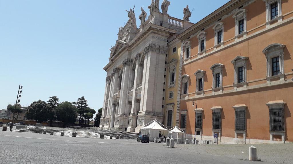 een groot gebouw naast een straat naast een gebouw bij Filiberto Apartment in Rome