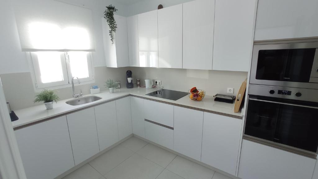 Kuchyň nebo kuchyňský kout v ubytování VILLA TRAFALGAR, magnífica casa en la costa ideal para familias que buscan tranquilidad