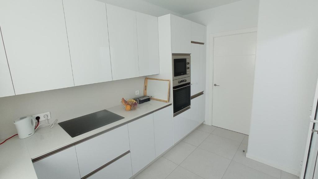 Kuchyň nebo kuchyňský kout v ubytování VILLA TRAFALGAR, magnífica casa en la costa ideal para familias que buscan tranquilidad
