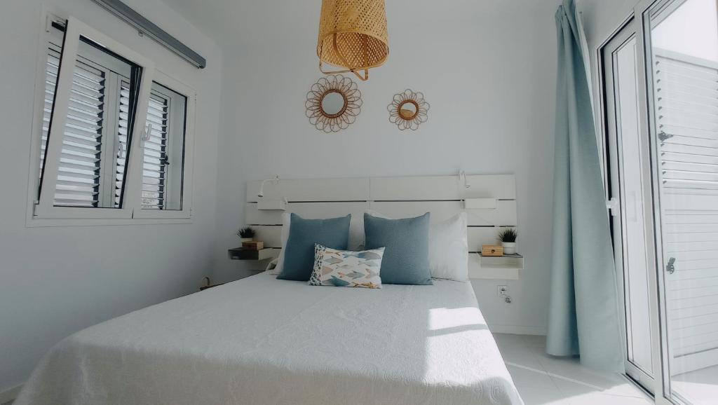 Postel nebo postele na pokoji v ubytování VILLA TRAFALGAR, magnífica casa en la costa ideal para familias que buscan tranquilidad