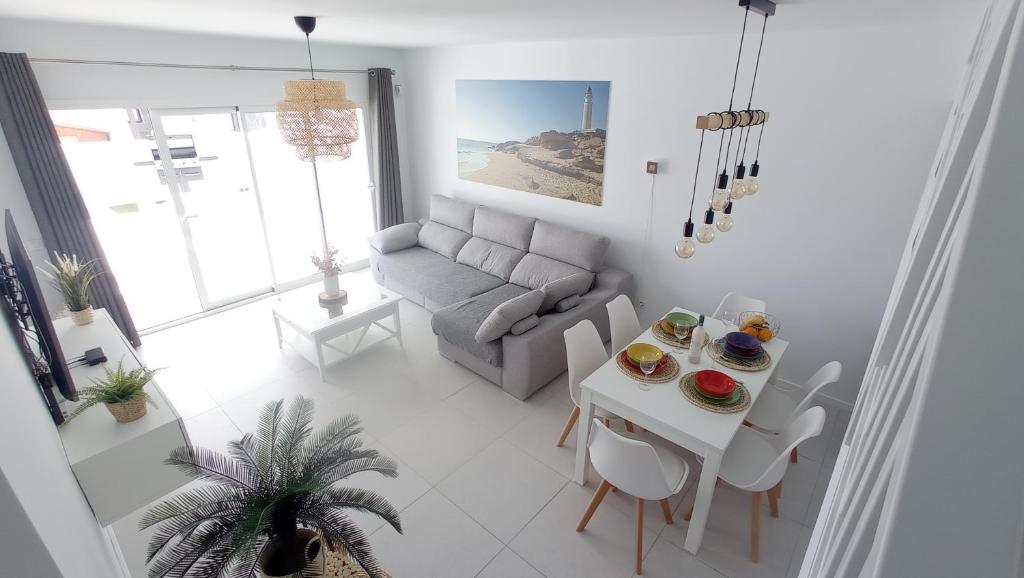 Posezení v ubytování VILLA TRAFALGAR, magnífica casa en la costa ideal para familias que buscan tranquilidad