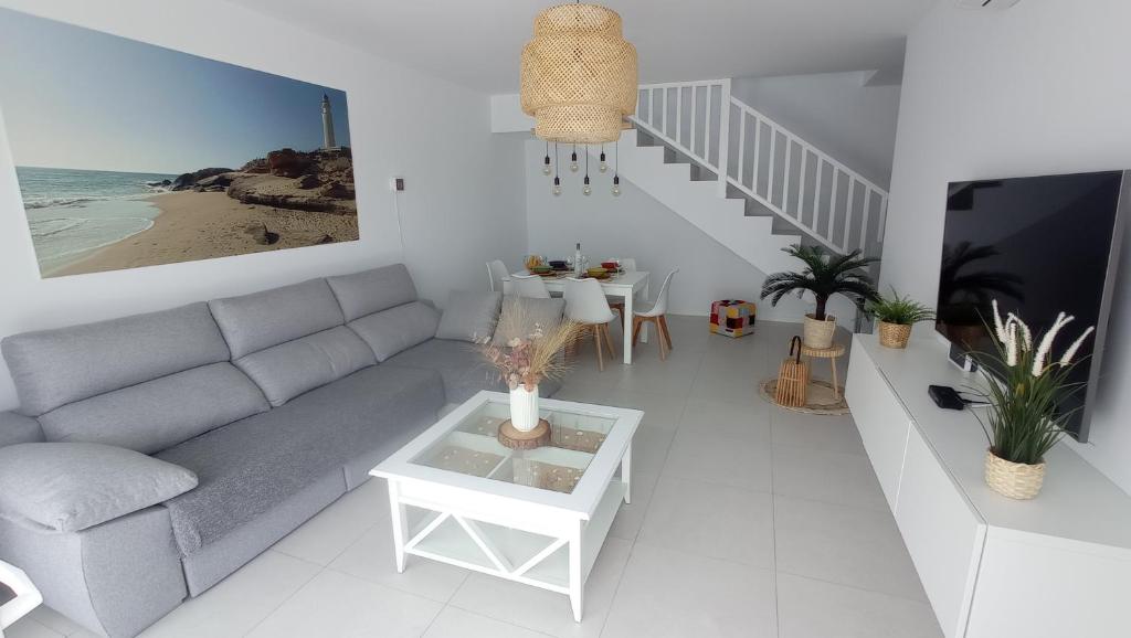 Posezení v ubytování VILLA TRAFALGAR, magnífica casa en la costa ideal para familias que buscan tranquilidad