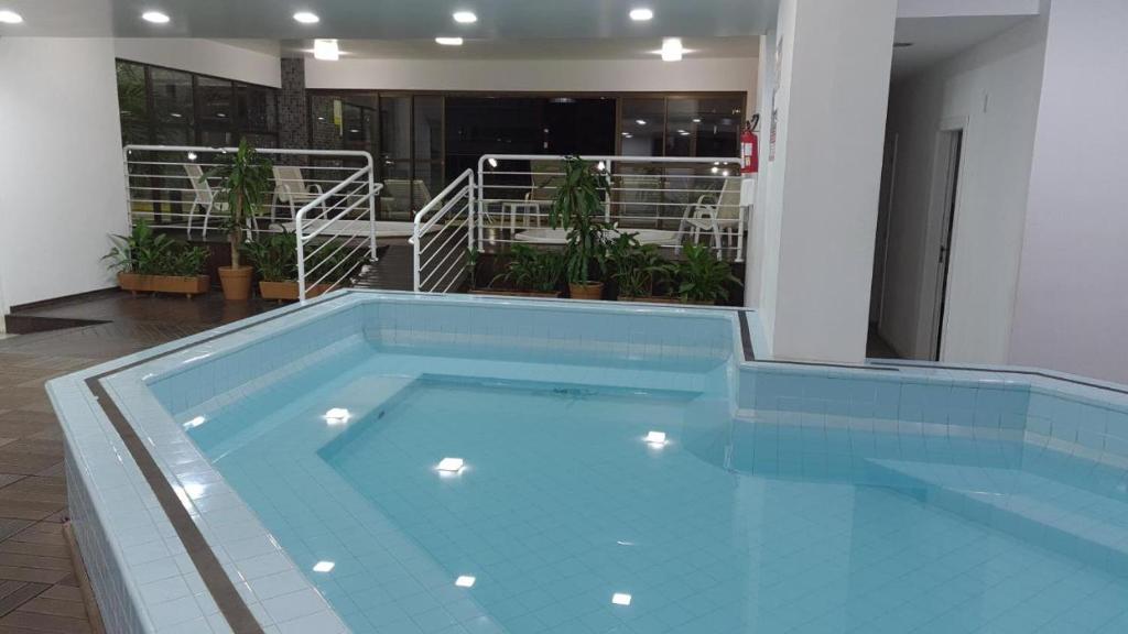 una grande piscina al centro di un edificio di Costa Sul Beach Hotel a Balneário Camboriú