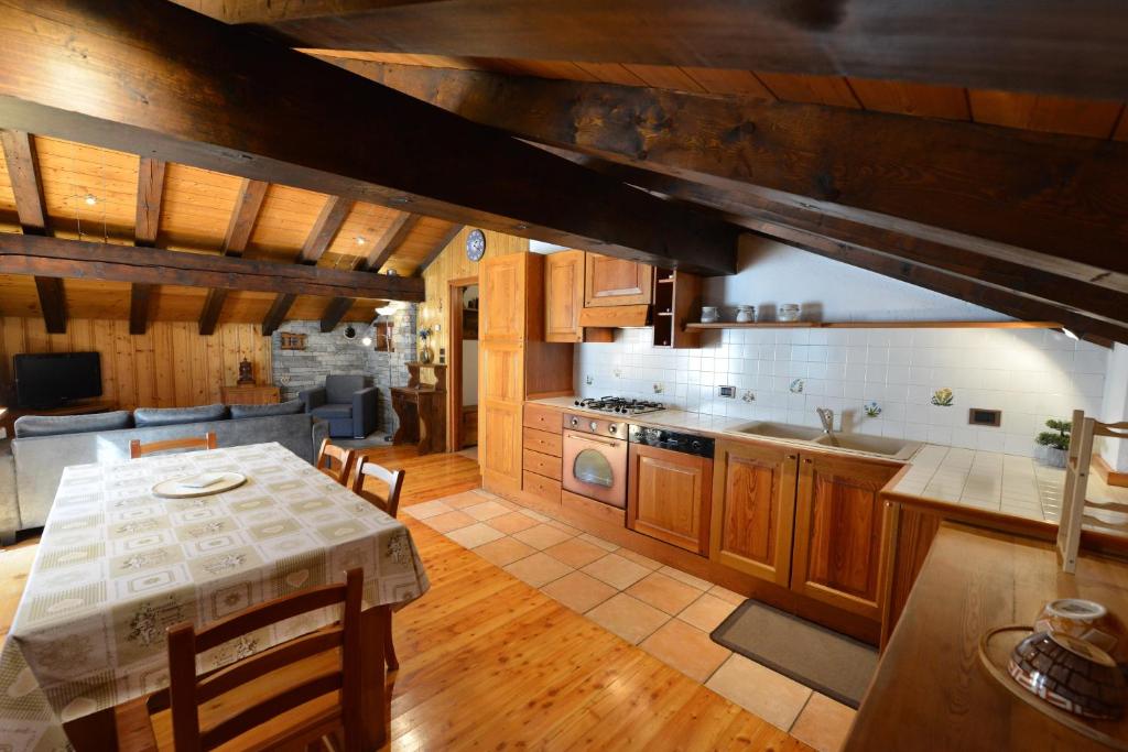 a kitchen with a table and a dining room at Maison de Santino in Cogne