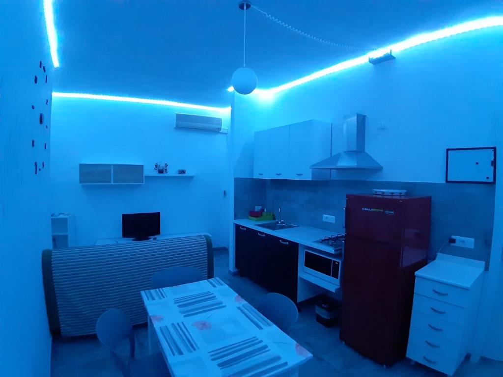 A kitchen or kitchenette at CASA ALEXSA Intero appartamento o CAMERA ALEXSA Camera matrimoniale con patio