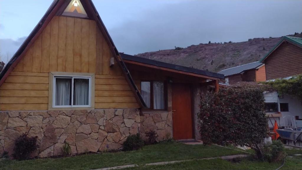 una casa con una pared de piedra en La Casita en San Martín de los Andes