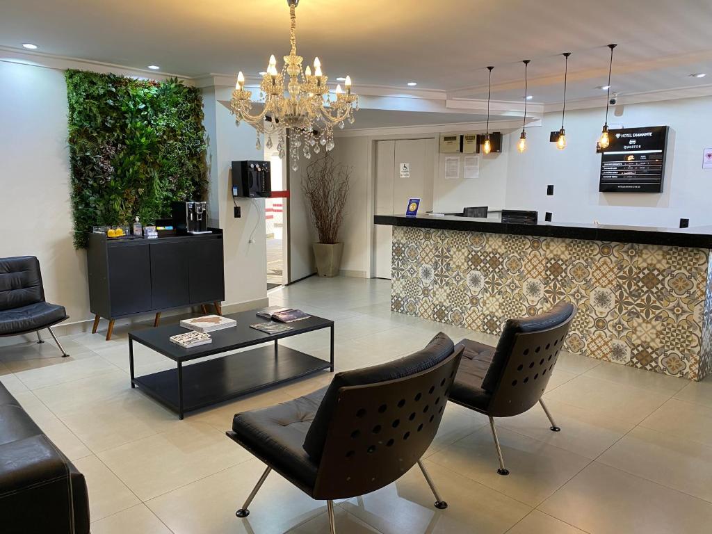 a living room with chairs and a coffee table at Hotel Diamante in São Paulo