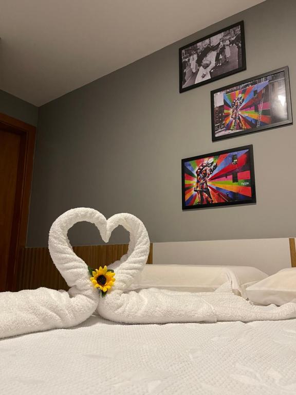 Postel nebo postele na pokoji v ubytování GUARAJUBA PARAÍSO DAS ÁGUAS - O ORIGINAL - são 12 APTS com 1, 2, e 3 quartos - PIONEIROS nesta plataforma desde 2016, OFERECEMOS CREDIBILIDADE - SE LIGA, temos o perfil com o maior número de avaliações positivas da região, seu PET é bem-vindo