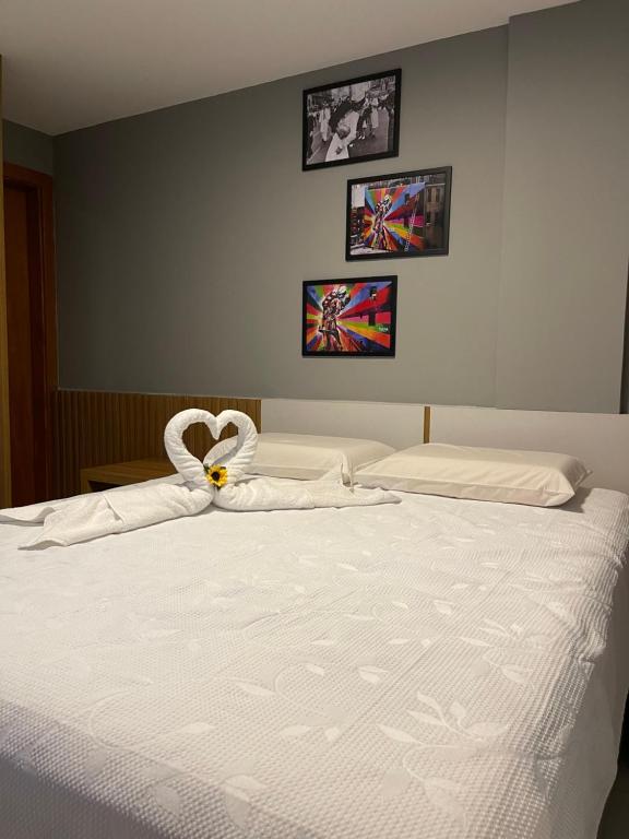 Postel nebo postele na pokoji v ubytování GUARAJUBA PARAÍSO DAS ÁGUAS - O ORIGINAL - são 12 APTS com 1, 2, e 3 quartos - PIONEIROS nesta plataforma desde 2016, OFERECEMOS CREDIBILIDADE - SE LIGA, temos o perfil com o maior número de avaliações positivas da região, seu PET é bem-vindo