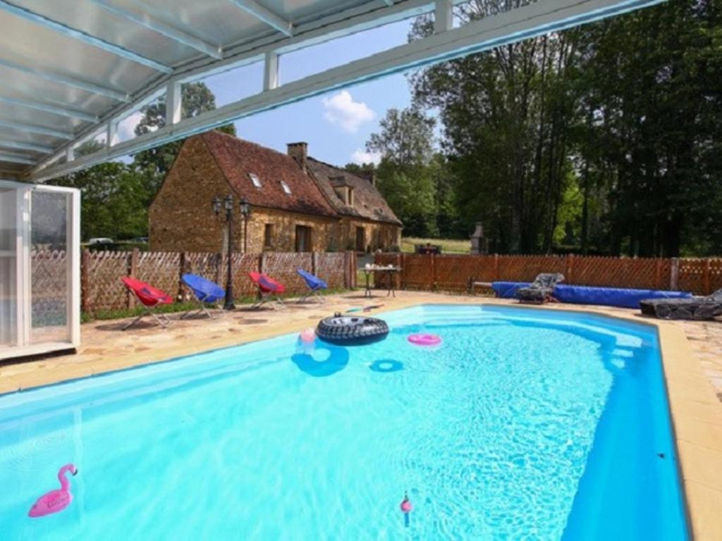 una piscina en un patio trasero con pérgola en Gîte Saint-Genies, 3 pièces, 6 personnes - FR-1-616-214 en Saint-Geniès