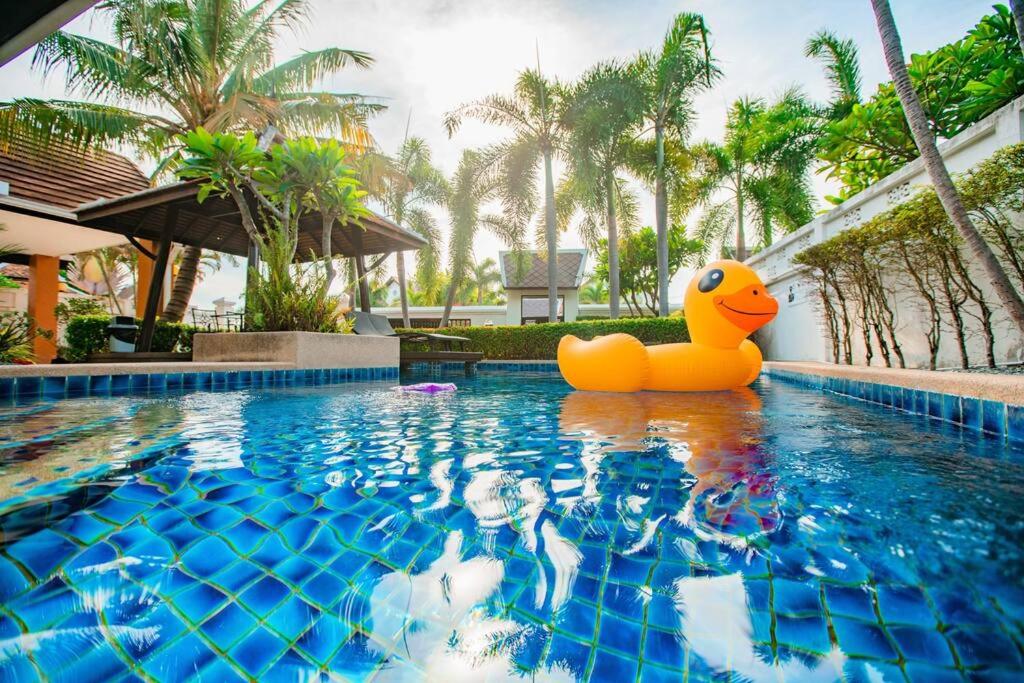 una piscina con un pato de goma en el agua en Super garden,Thai style villa, 5BR en Jomtien Beach