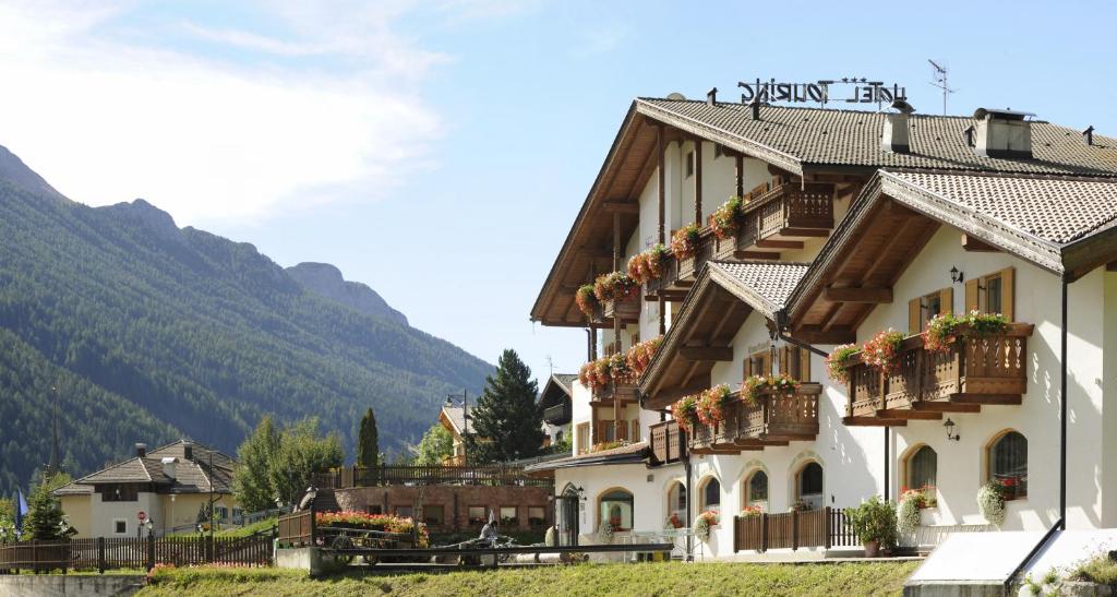 Nespecifikovaný výhled na hory nebo výhled na hory při pohledu z hotelu