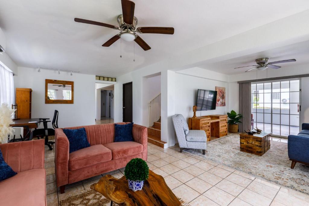 Χώρος καθιστικού στο Rainforest Retreat 15 min from the beach