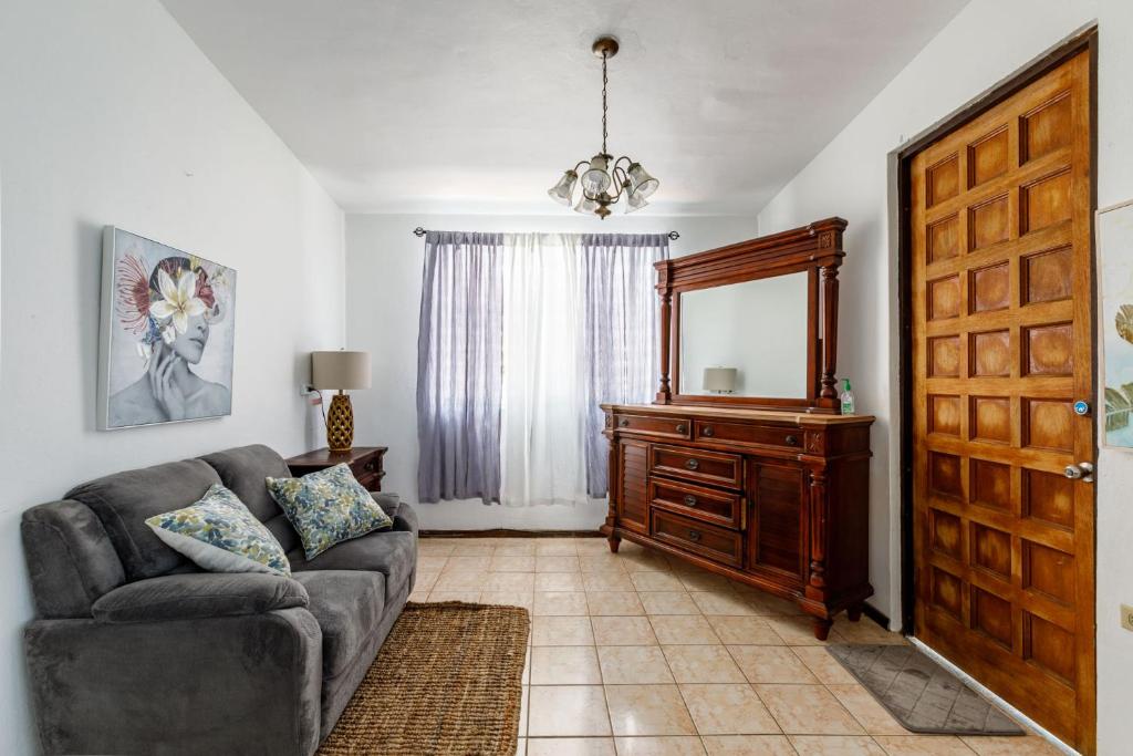 Χώρος καθιστικού στο Rainforest Retreat 15 min from the beach