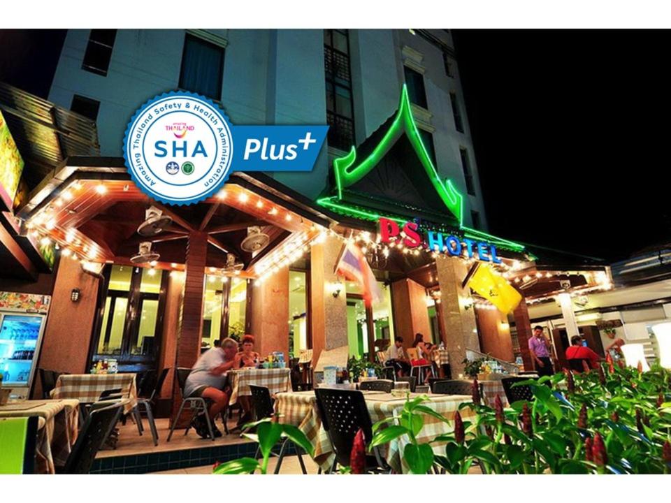 un ristorante con persone sedute ai tavoli di fronte ad esso di PS Hotel Phuket Patong - SHA Plus a Patong Beach