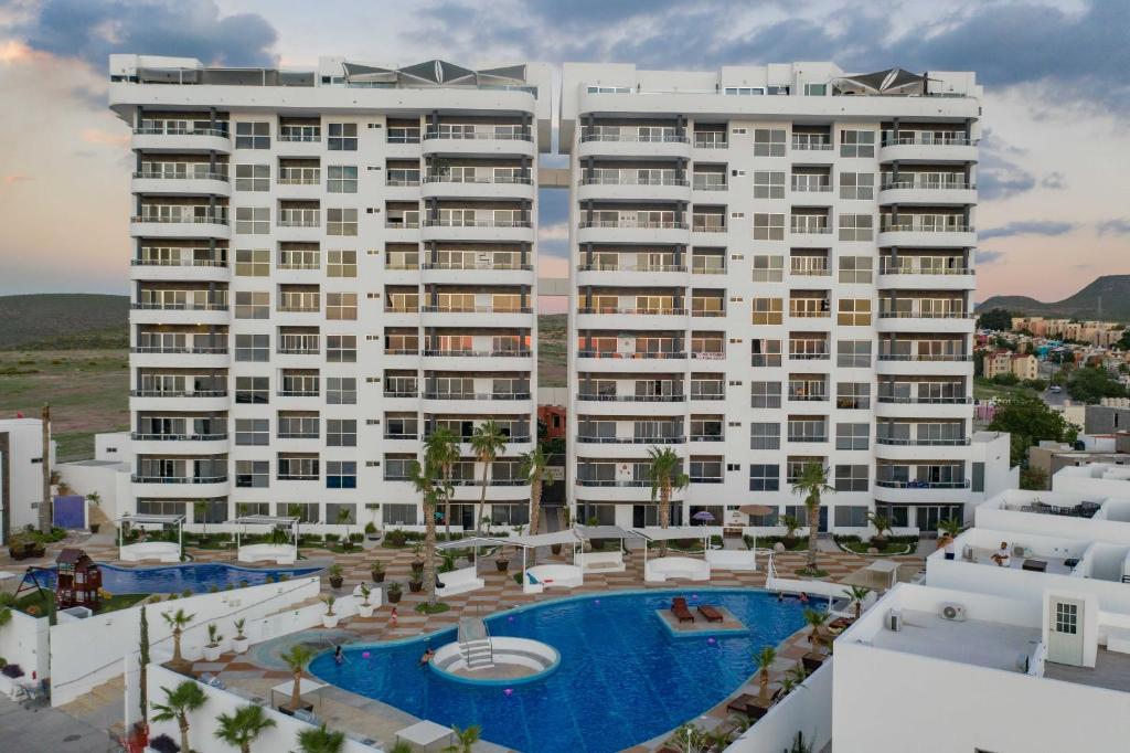 an apartment building with a swimming pool in front of it at Departamento Ibiza in La Paz