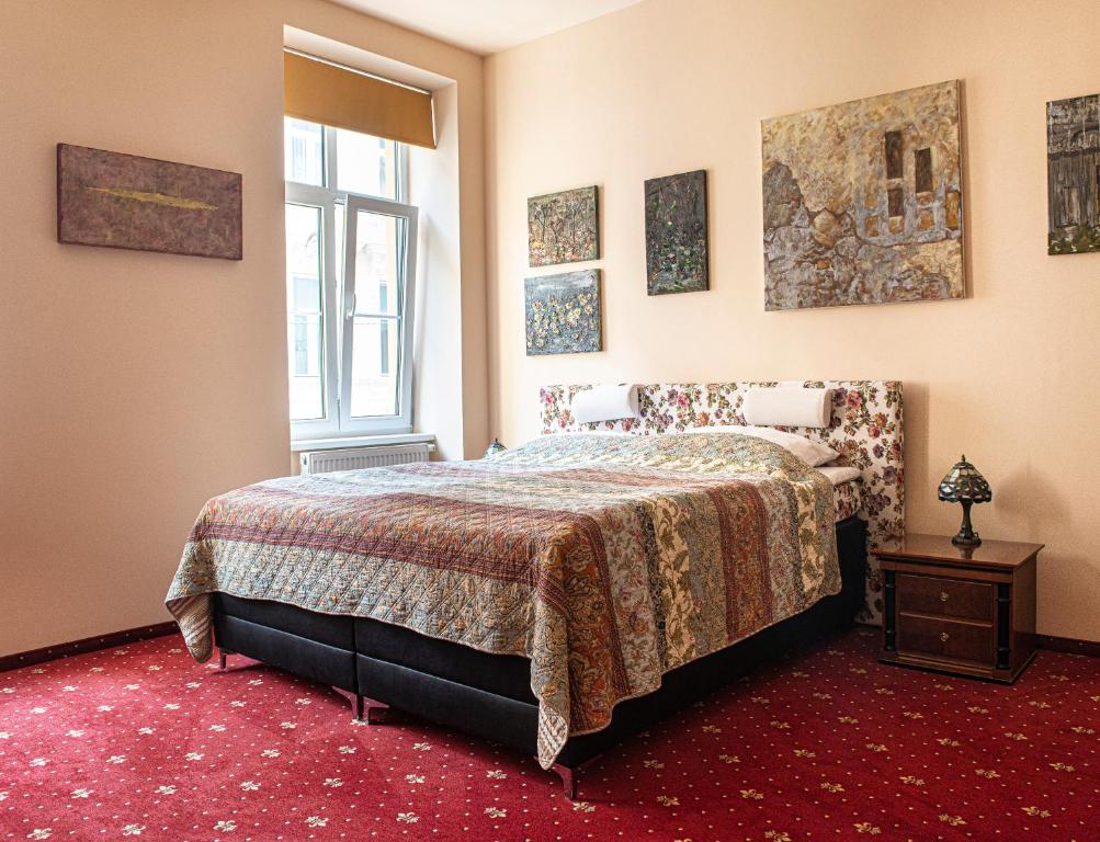 Altwienerhof Aparthotel في فيينا: غرفة نوم بسرير ونافذة