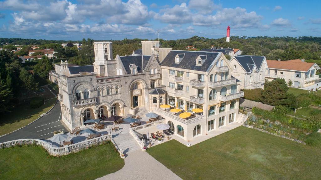 - une vue aérienne sur une grande demeure de caractère dans l'établissement Hôtel Primavera, à Saint-Palais-sur-Mer