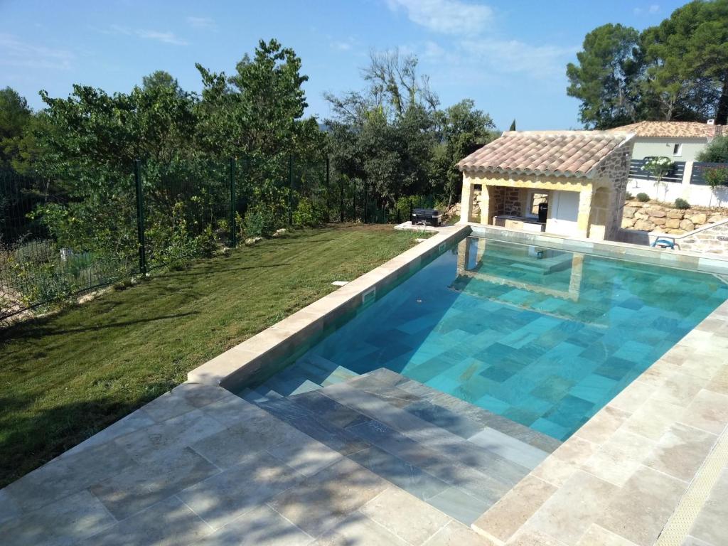 a swimming pool in a yard with a house at Studio Faillant Lorgues spa privatif avec superbe piscine in Lorgues