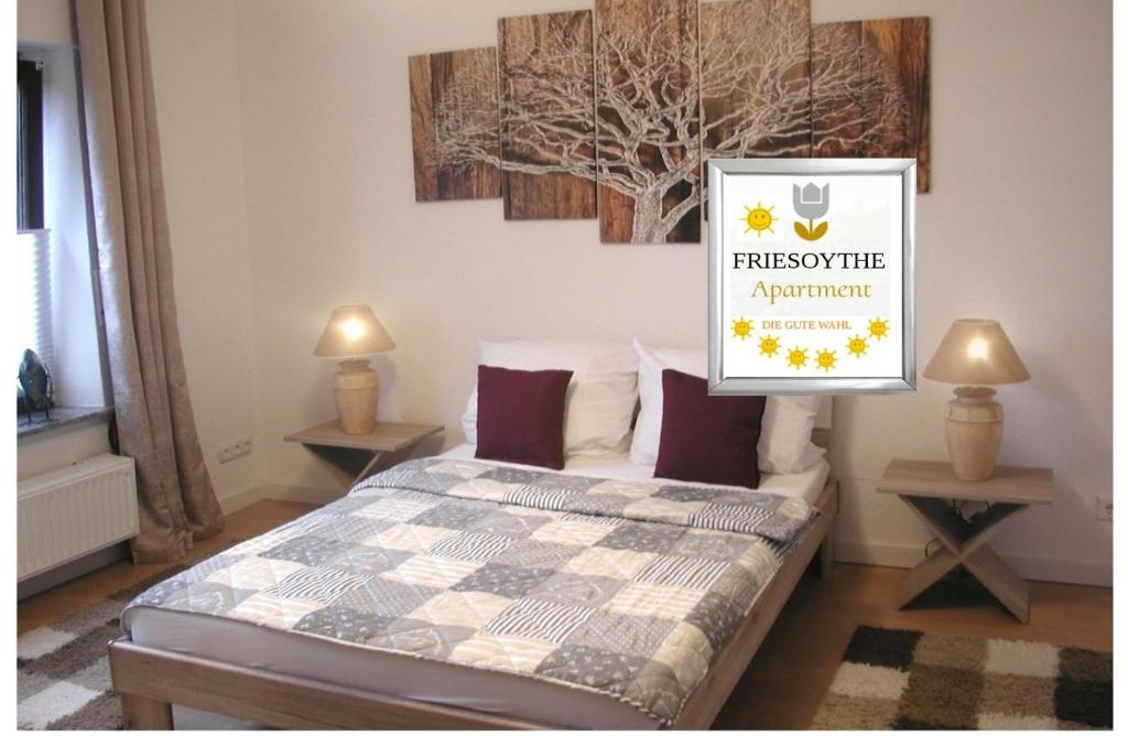 ein Schlafzimmer mit einem Bett mit einem Schild an der Wand in der Unterkunft Ferienwohnung Schmidt in Friesoythe