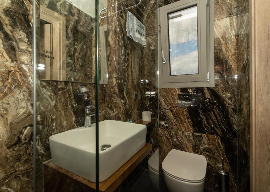 A bathroom at CARLOS MANSION LUXURY SUITES