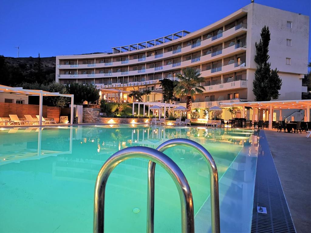 une grande piscine en face d'un hôtel dans l'établissement Marmari Bay Hotel, à Marmarion