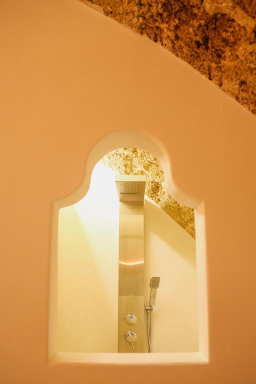 a window in a room with a wall with a column at CORTE LARGO LAURO DIMORE & SPA in Gemini