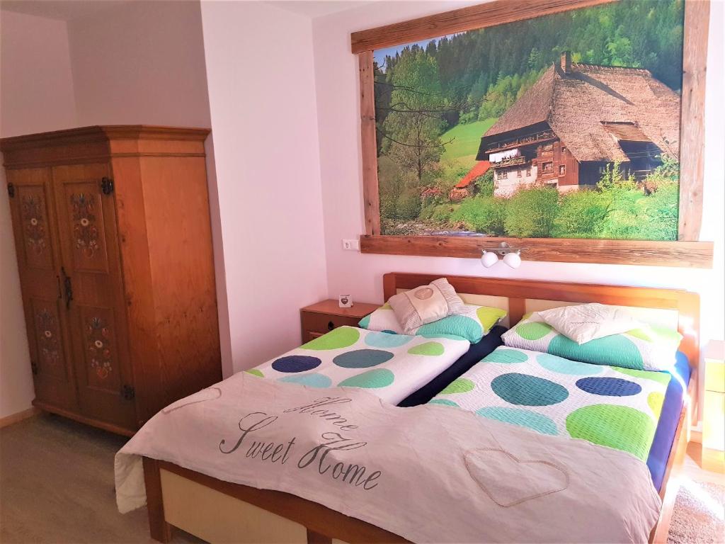 Postel nebo postele na pokoji v ubytování Tattoo PENSION mit Restaurant und Tattoo-Studio