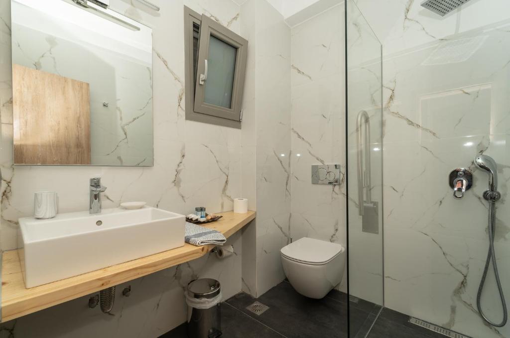 A bathroom at CARLOS MANSION LUXURY SUITES