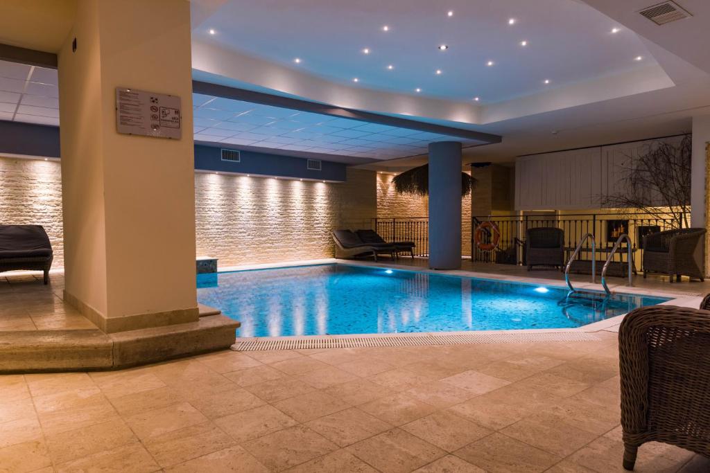 Basen w obiekcie Hotel Relais Vecchio Maso lub w pobliżu